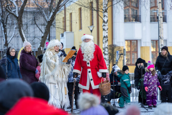 Joulupukki ja Unelmahaltija Mikkelin torilla