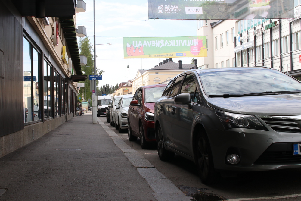 Autoja pysäköitynä kadun varteen.