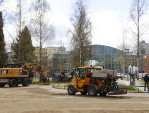 Työkoneita puistossa.