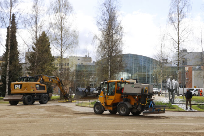 Työkoneita puistossa.