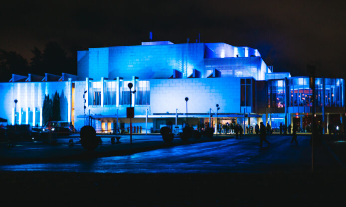 Mikaeli iltavalaistuksessa.