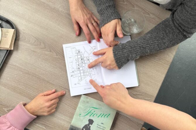 Ihmisten käsiä ja kirjoja.