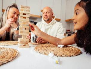 Perhe pöydän äärellä.