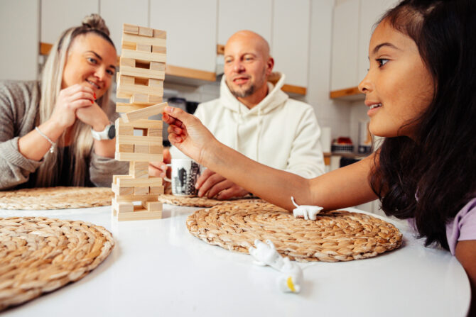 Perhe pöydän äärellä.