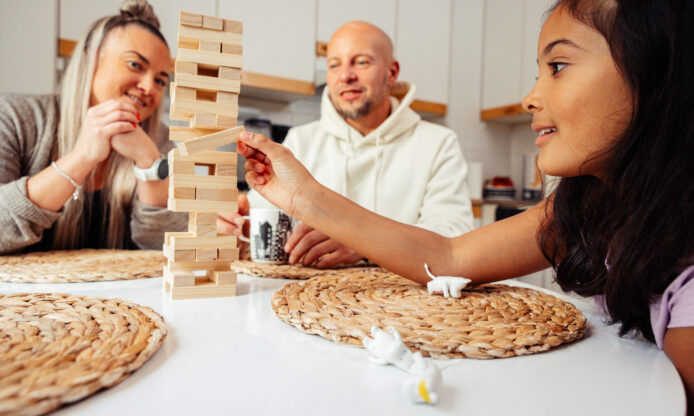 Perhe pöydän äärellä.