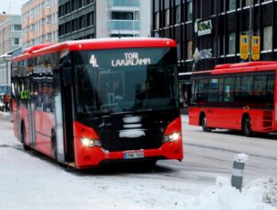 Linja-autoja talvisella kadulla.