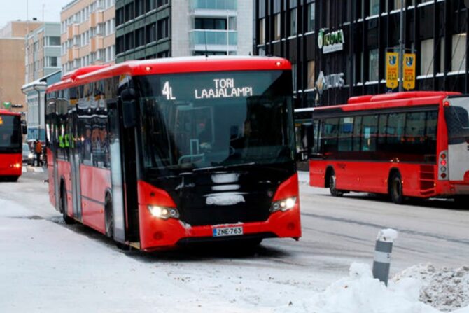 Linja-autoja talvisella kadulla.