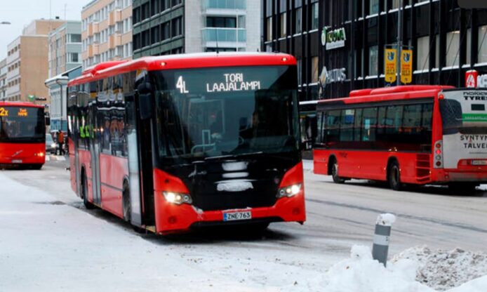 Linja-autoja talvisella kadulla.