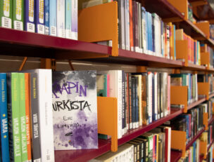 Kirjoja kirjaston hyllyssä.