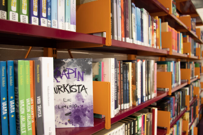 Kirjoja kirjaston hyllyssä.