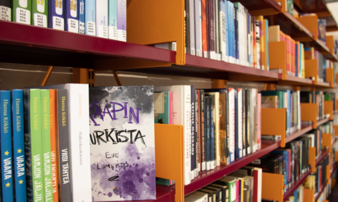 Kirjoja kirjaston hyllyssä.