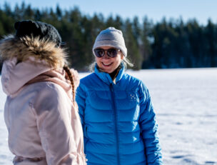 Kaksi naista talvisessa maisemassa.