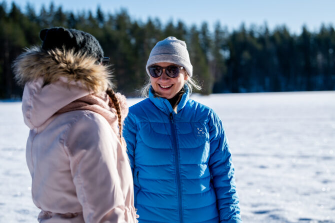 Kaksi naista talvisessa maisemassa.