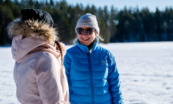 Kaksi naista talvisessa maisemassa.