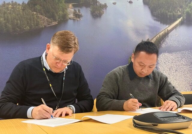 Signing the land lease