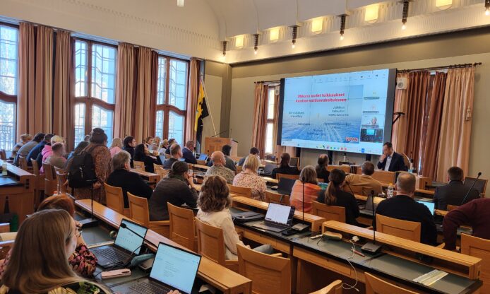 Kaupunginvaltuusto valtuustosalissa.