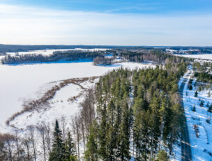 Ilmakuva Saimaasta talvella.