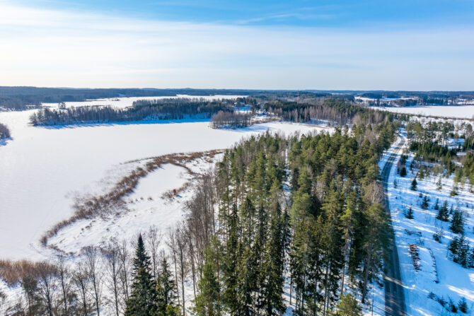 Ilmakuva Saimaasta talvella.