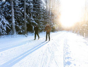 Ihmisiä hiihtämässä.