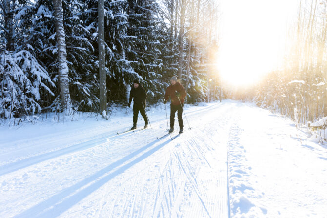 Ihmisiä hiihtämässä.