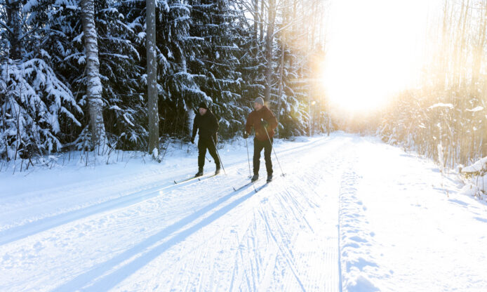 Ihmisiä hiihtämässä.