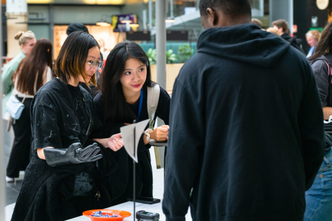 Ihmisiä kauppakeskuksessa.