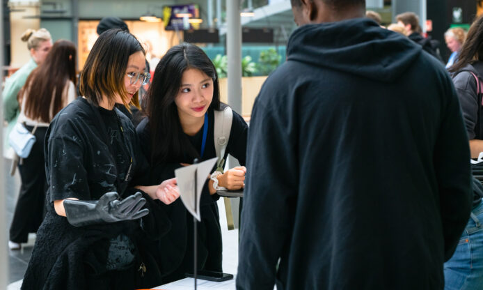 Ihmisiä kauppakeskuksessa.