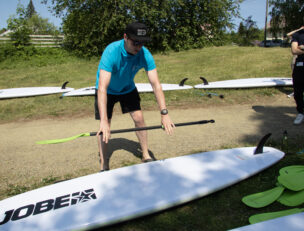 Kesätyöntekijöitä, etualalla sup-lauta.