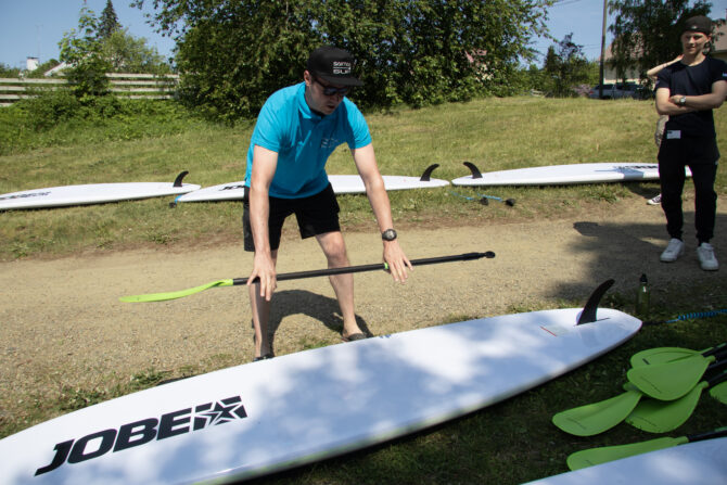 Kesätyöntekijöitä, etualalla sup-lauta.