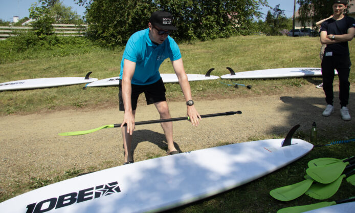 Kesätyöntekijöitä, etualalla sup-lauta.