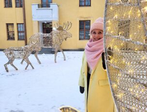 Piia Lampinen, taustalla kaupungintalo.