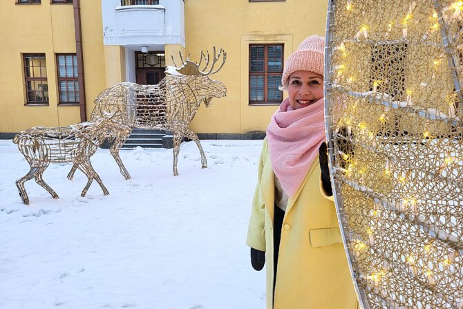 Piia Lampinen, taustalla kaupungintalo.