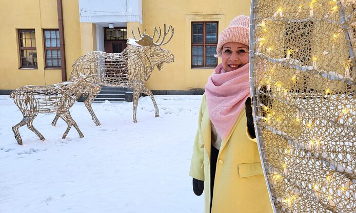 Piia Lampinen, taustalla kaupungintalo.