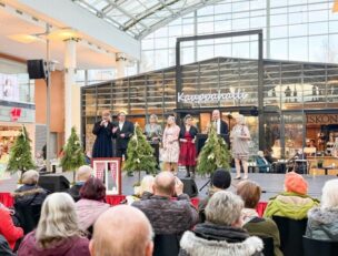 Ihmisiä esiintymislavalla.