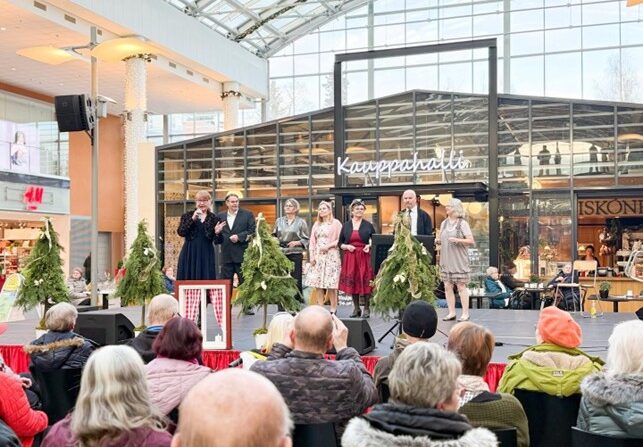 Ihmisiä esiintymislavalla.