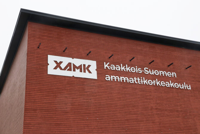 Xamkin logo seinässä