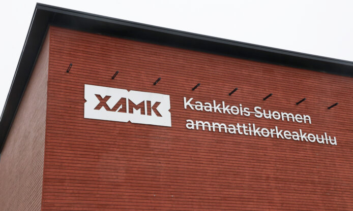 Xamkin logo seinässä