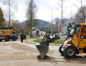 Työkoneita Kirkkopuistossa.