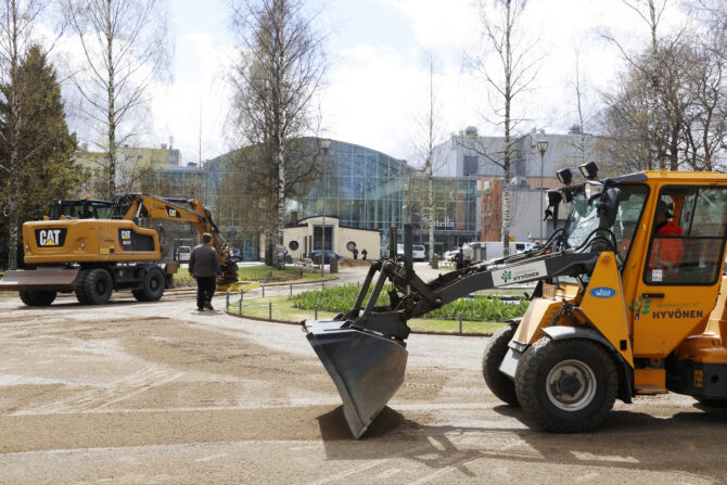 Työkoneita Kirkkopuistossa.
