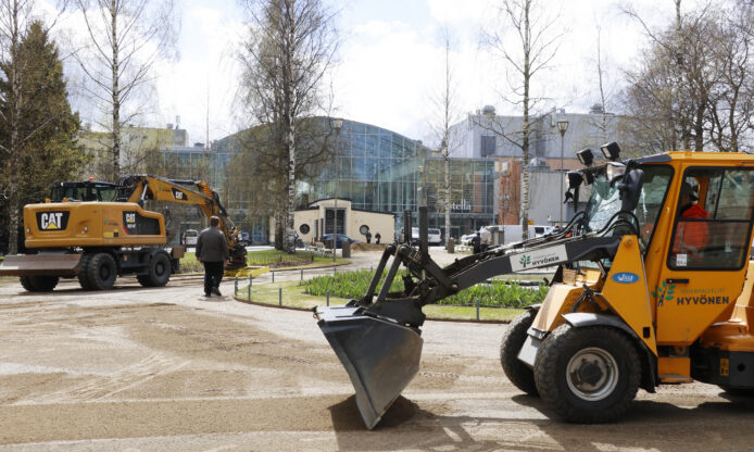 Työkoneita Kirkkopuistossa.