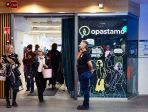 Ihmisiä kauppakeskuksessa.