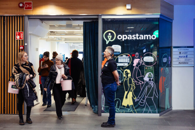 Ihmisiä kauppakeskuksessa.