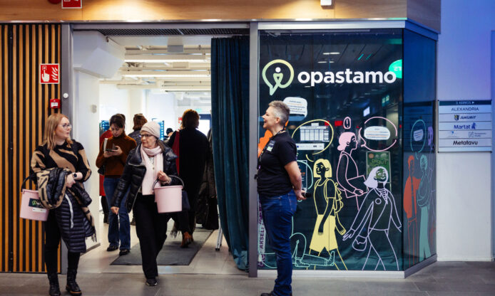 Ihmisiä kauppakeskuksessa.