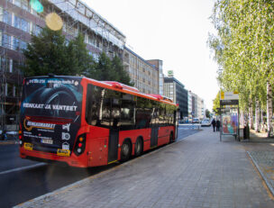 Linja-auto pysäkillä.