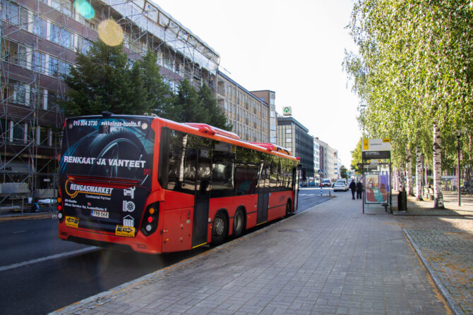 Linja-auto pysäkillä.