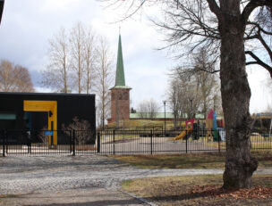 Päiväkoti, taustalla kirkkorakennus.