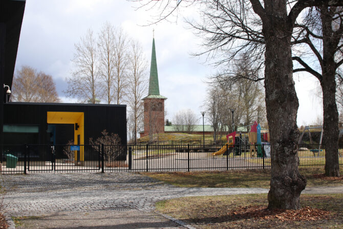 Päiväkoti, taustalla kirkkorakennus.