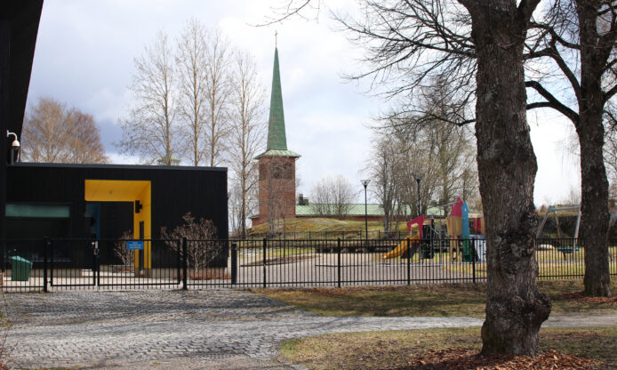 Päiväkoti, taustalla kirkkorakennus.