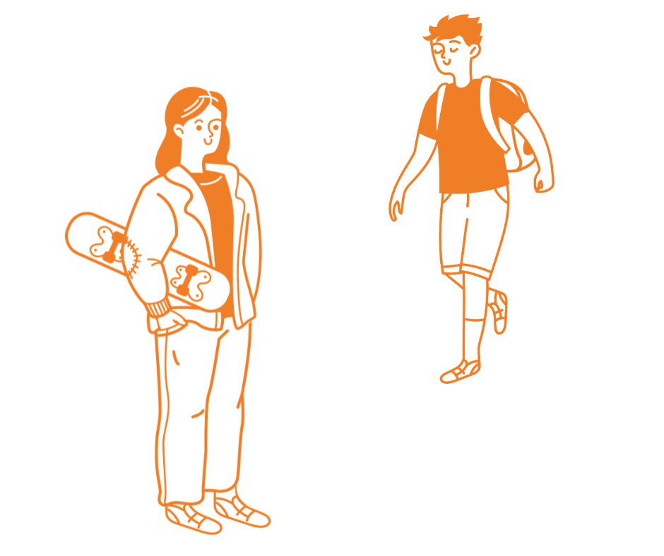 Lapsi skeittilaudan kanssa ja lapsi reppu selässä.