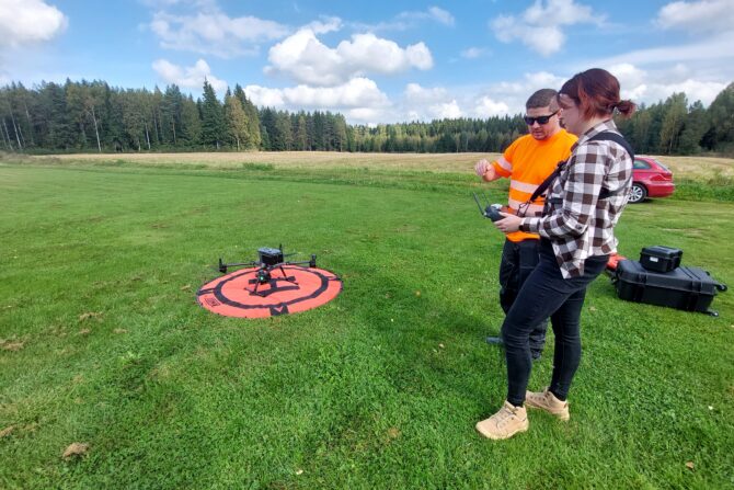 Drooni ja droonin lennättäjiä.